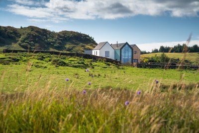 Mor Aoibhness nestled into the hillside