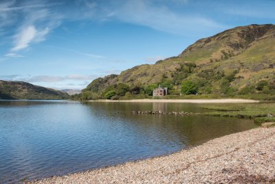 Pebble shoreline at eastern end of Loch Uisg