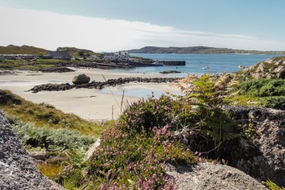 Wander down the lane from the cottage and arrive at Fionnphort's charming beach