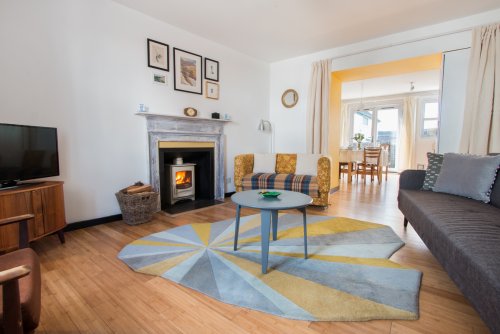 Living room with a beautiful mix of modern and vintage furniture