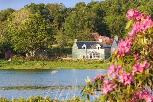 Setting on the shore of Loch Don