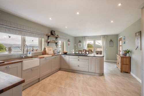 Cook up a storm in this wonderful kitchen/dining area with friends