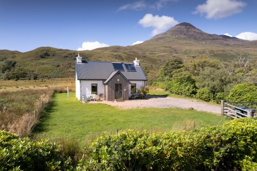 Dobhran Cottage setting between the sea at Lochbuie and the hills