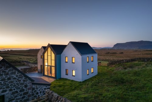 Mor Aoibhneas sits in a beautiful setting and provides luxury accommodation for up to eight people