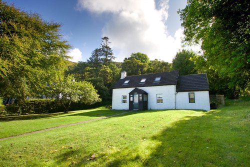 Sands Cottage and surrounding garden, great for pets