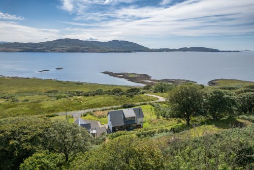 Snipe Cottage is set on the hillside above Loch Tuath with amazing views over the sea to Ulva and Gometra