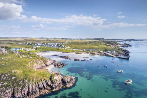 The village of Fionnphort with Taigh na Failte at the top of the beach