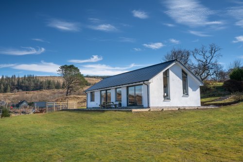 Balach Oir set in lawned gardens with great sea views in Pennyghael