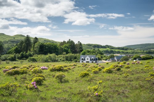 On the outskirts of the village near the sea, Scots Cottage has lovely rural views